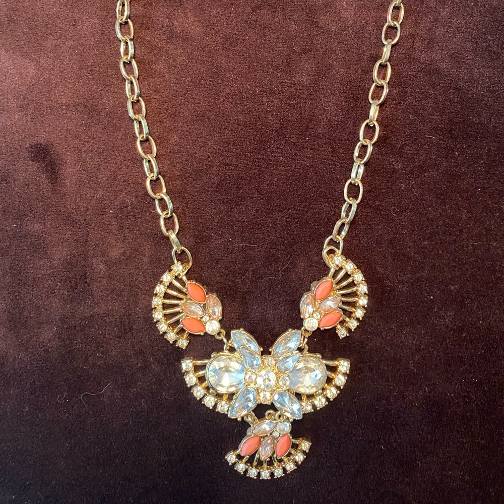 STATEMENT NECKLACE